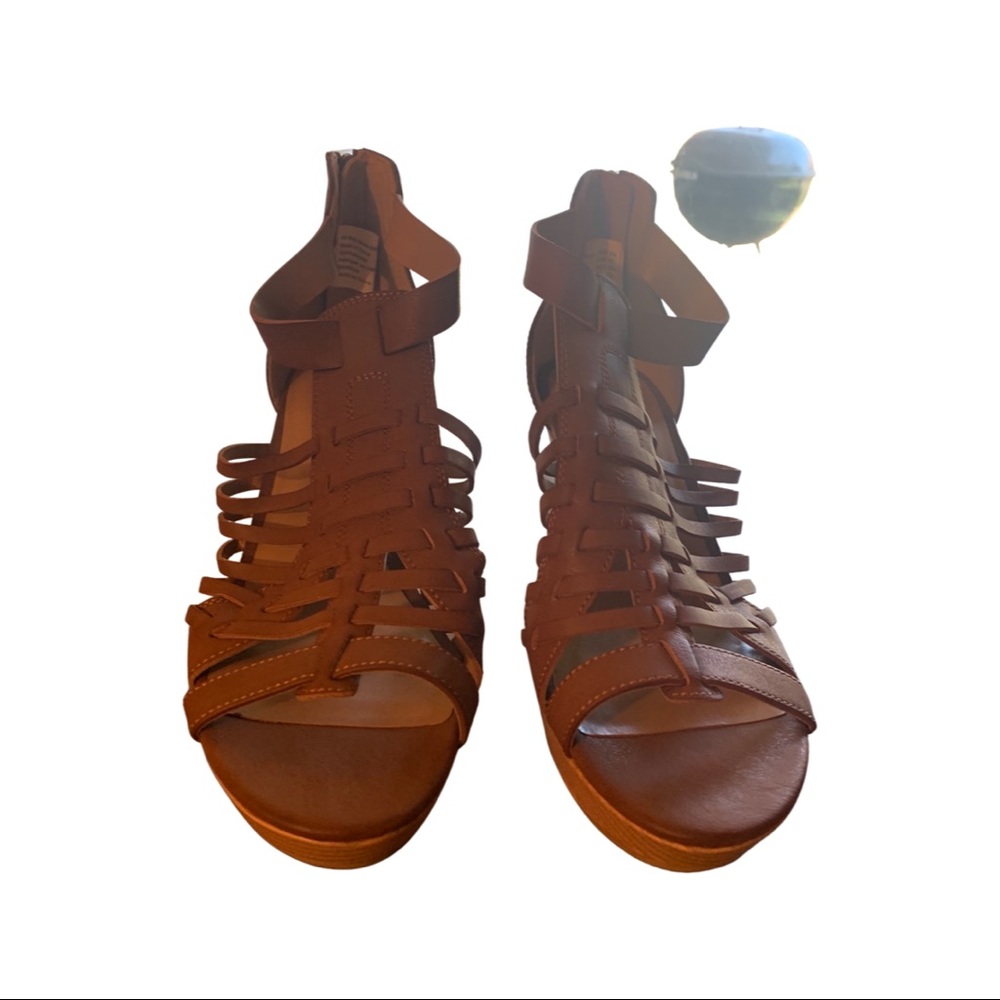 NWT American Eagle  AEO Faux Leather Stacked Wedge Sandal Brown Size 9.5